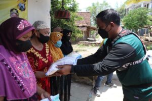 Tunggangi Motor Cross, Kapolres Mojokerto Berikan Bantuan ke Warga Pelosok