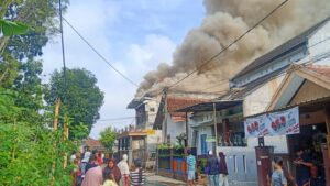 Rumah Dua Lantai Milik Pengusaha Kulit Terbakar