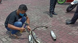 Meski Berat Hati, Pemilik Knalpot Brong Hancurkan Knalpot Miliknya