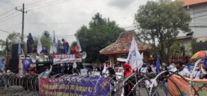 Tuntut UMK 2022 Naik 13 Persen, Ratusan Buruh di Mojokerto Demo Bupati