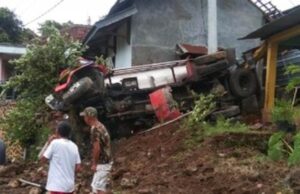 Rem Blong Truk Tangki Tabrak Rumah Warga di Trawas Mojokerto