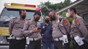 Polisi Tilang Pengendara Truk Tangki Oleng yang Viral di Mojokerto