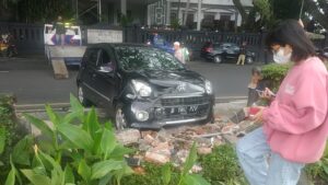 Pagar Alun-alun Tugu Roboh Ditabrak Mobil, Ini Komentar DLH Kota Malang