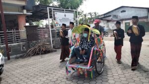 Unik! Kembalikan Formulir Pendaftaran Bacalon Ketua PWI Mojokerto Naik Becak dan Diiringi Hadrah