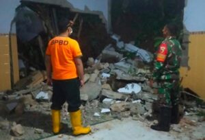 Diguyur Hujan Tebing Longsor Terjang Rumah dan Jalan di Blitar