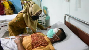 Bupati Mojokerto Jenguk dan Takziah Korban Pohon Tumbang di Jolotundo