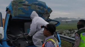 Tabrak Dum Truk Pengemudi Elf Tewas di Tol Jombang
