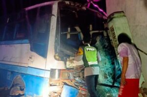 Bus Oleng, Tabrak Rumah Warga, 8 Orang Luka-luka
