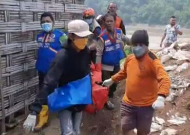 penemuan mayat, mayat perempuan, mojokerto, sungai brantas