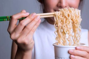 Waspada! Ini 5 Dampak Tidak Sehat Bagi Tubuh Jika Sering Mengkonsumsi Mie Instan