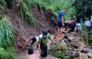 Tebing Di Pacet Longsor, Hambat Aliran Sungai
