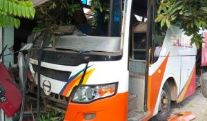 Hindari Motor, Bus Tabrak 3 Rumah Warga di Gresik