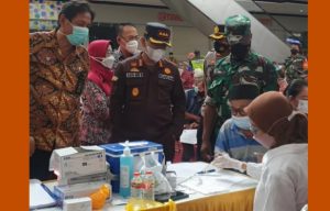 Dinkes P2KB Kota Mojokerto Berikan Vaksin Booster Pada Lansia