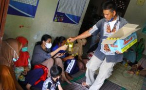 CSR LYF Official Gelar Program Bagi-bagi Minyak Goreng untuk Warga