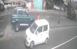 Viral Video Supeltas Tertabrak Mobil Hingga Terseret