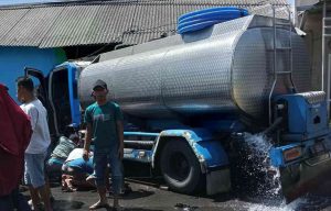 Kondisi Truk Tangki Air di Mojokerto Usai Tabrak Rumah Warga Hingga Ambrol