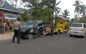 Avanza Tabrak Mobil Parkir, Enam Orang Luka-luka
