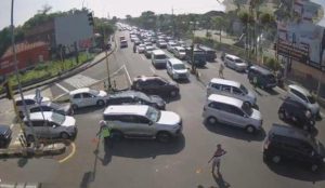 Volume Kendaraan di Jalur Alteleri Bandar Kedungmulyo Padat