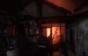 Korsleting Saat Charger HP, Dua Rumah di Kota Mojokerto Ludes Terbakar