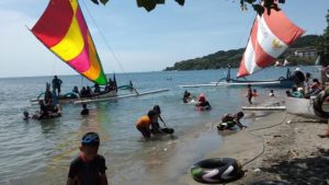 Libur Lebaran, Pantai Pasir Putih Situbondo Diserbu Wisatawan