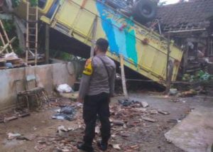 Rem Tak Berfungsi, Sebuah Truk di Blitar Mundur Timpa Gudang Milik Warga