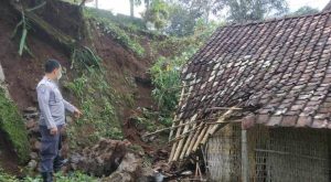 Tebing Longsor Timpa Dinding Rumah Warga Ponorogo