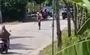 Viral! Seorang Pria di Tuban Ngamuk Membawa Senjata Tajam