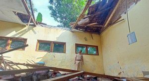 Tak Pernah Tersentuh Perbaikan, Atap SDN 2 Dayakan Ponorogo Ambrol