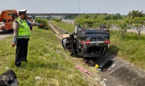 Mobil Avanza Terguling dan Nyemplung ke Parit di Tol Jombang-Mojokerto