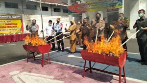 Kejari Mojokerto Musnahkan Barang Bukti Hasil Sitaan Sejak Tahun 2021