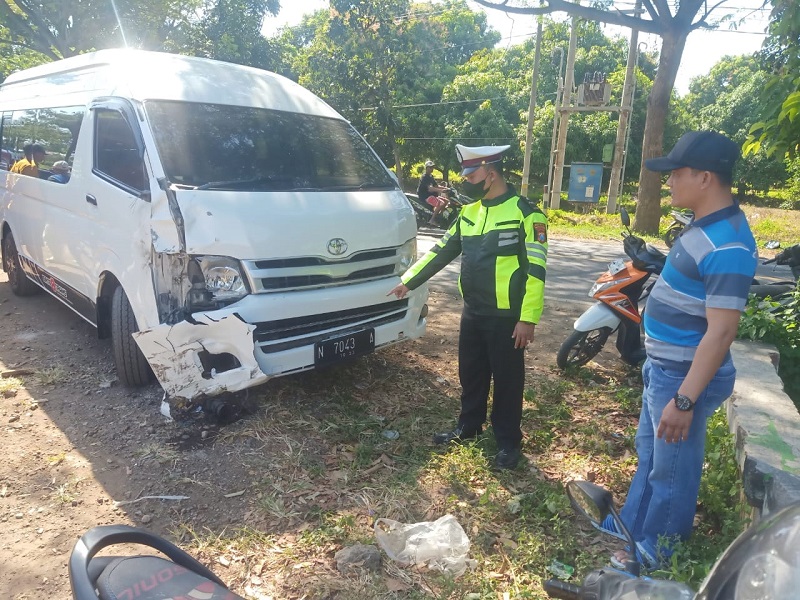 Mobil Travel Tabrak Motor di Banyuwangi, Satu Keluarga Tewas Menggenaskan