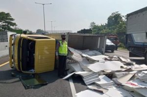 Pecah Ban, Truk Box Muat Kertas Terguling di Tol Waru