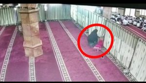 Seorang Ibu Terciduk Ajak Anak nyolong Tas di Masjid Kota Malang