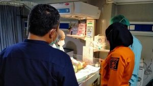 GegerGeden! Warga Surabaya Temukan Bayi Perempuan di Talang Air