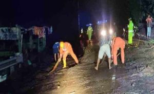 Hujan Deras Tebing di Sarangan Magetan Longsor