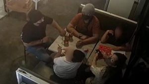 Satu Keluarga di Malang Terekam CCTV Curi HP di Restoran