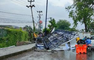 Baliho Ambruk Timpa Enam Kendaraan di Aloha Sidoarjo