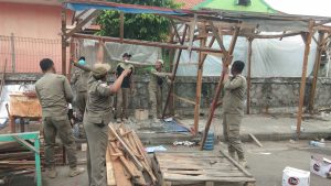 Pedagang Dibantu Satpol PP Sukarela Bongkar Lapak di Pasar Tanjung Anyar