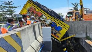 Diduga Sopir Mengantuk Truk Hantam Pembatas Jalan Tol Jombang