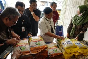 Tim Pemprov Jatim Sidak Harga dan Ketersediaan Beras Di Pasar Tanjung Anyar