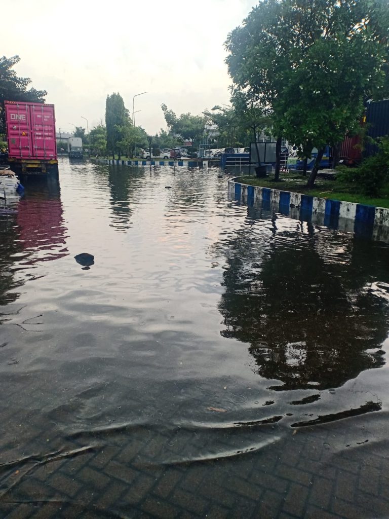 Akibat Ulah Segelintir Warga Desa Gempol Tutup Paksa Saluran Air Bikin PT. JAI dan Pemukiman Warga Banjir