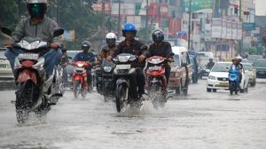 Jangan Panik! 6 Cara Mengatasi Motor Mogok Saat Hujan