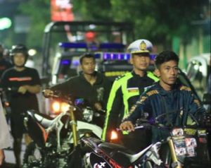 Razia Motor Berknalpot Brong di Blitar, Polisi Amankan Belasan Botol Miras