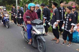 Ratusan Pendekar Silat IKS PI Keras Sakti, Bagikan Takjil ke Warga Gedeg