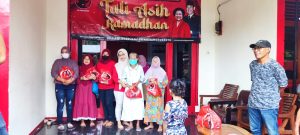 Jelang Lebaran DPC PDI Perjuangan Kota Mojokerto Bagikan Ratusan Paket Sembako