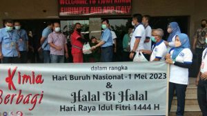 SPSI dan Managemen PT. Tjiwi Kimia Bagikan 1.000 Nasi Kotak Untuk Pekerja dan Pengguna Jalan