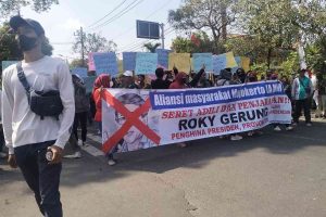 Warga Mojokerto Demo Minta Rocky Gerung Diproses Hukum, Massa : Ucapannya Bukan Kritik Tapi Propaganda Hitam