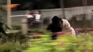 Sejoli Ciuman di Taman Bunga Malang Viral di Media Sosial