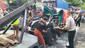 Grand Max Hantam Truk Parkir di Kota Malang, 1 Orang Tewas