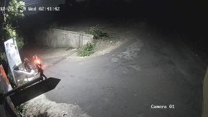 Terekam CCTV Gerombolan Pemuda Rusak APK Caleg di Pasuruan